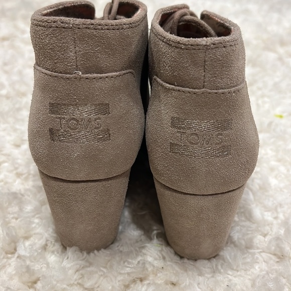 NWOT Toms Taupe Suede Lace Up Wedge, Excellent Condition, Never Worn. Size 9 - Picture 2 of 7